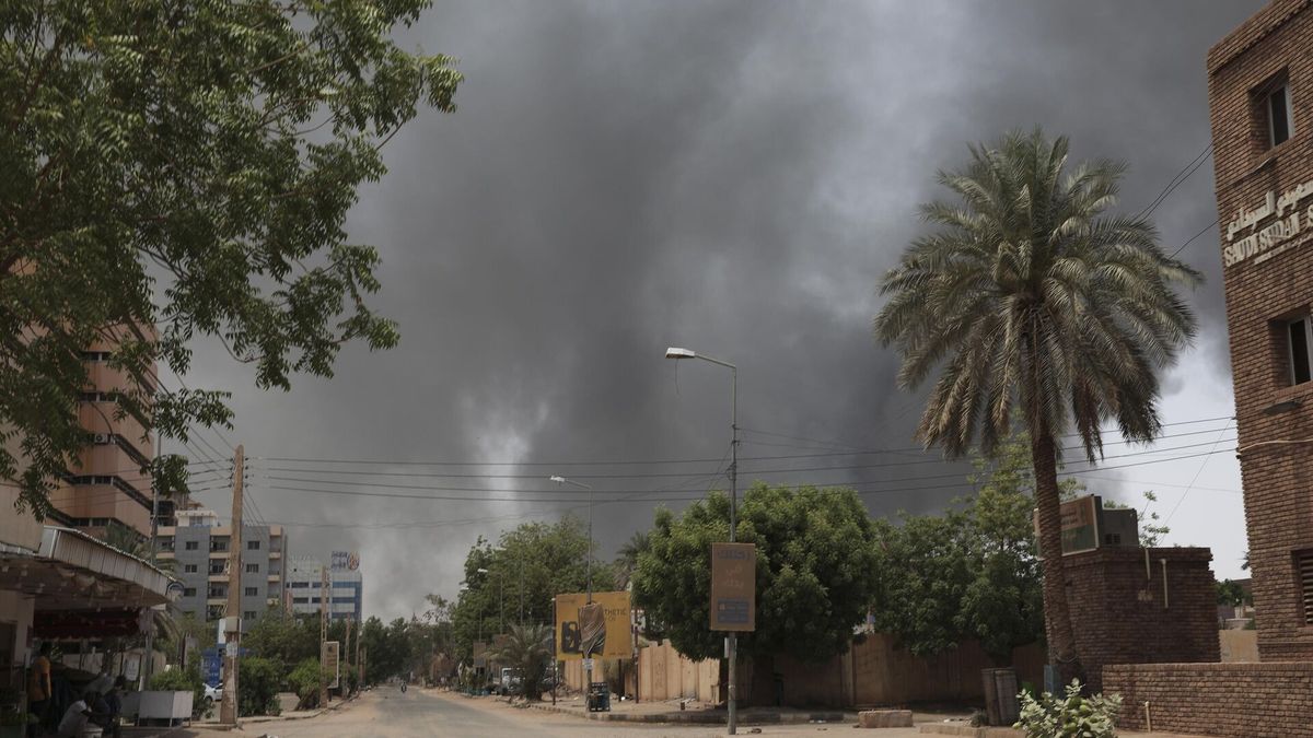 با وجود اعلام آتش‌بس اعلام شده به مناسبت عید فطر در‌سودان، درگیری‌های شدید در این کشور همچنان ادامه دارد و کشورها به‌سرعت در حال خارج کردن اتباع خود هستند.