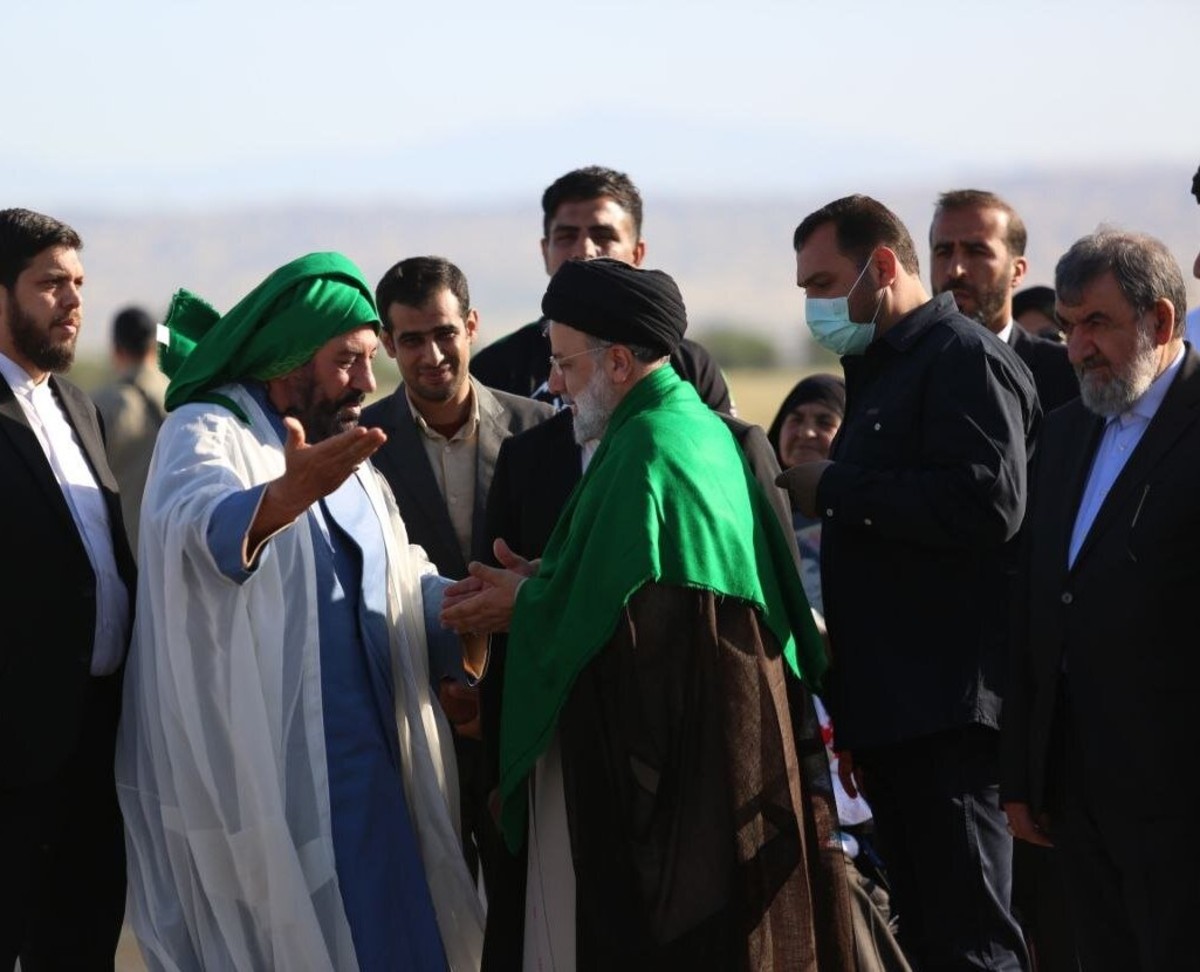 شاید دومین سفر رئیس جمهور به خوزستان برای این منطقه، ویژه باشد. زیرا در مقایسه با دیگر سفرهای استانی هیات دولت، این‌بار وزرای ۱۵ وزارتخانه و شش معاون رئیس جمهور و چند نفر از مسئولان سازمان‌های ملی سیدابراهیم رئیسی را همراهی می‌کنند.