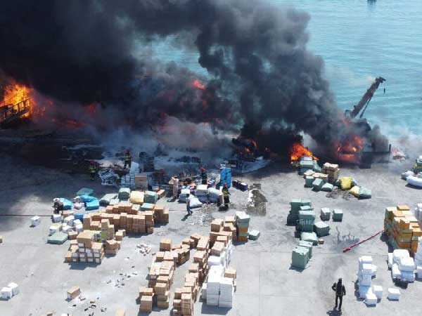 گزارش تصویری | ۲ فروند لنج در بندر بهمن قشم سوخت