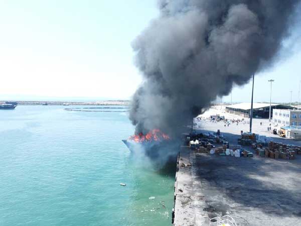 گزارش تصویری | ۲ فروند لنج در بندر بهمن قشم سوخت