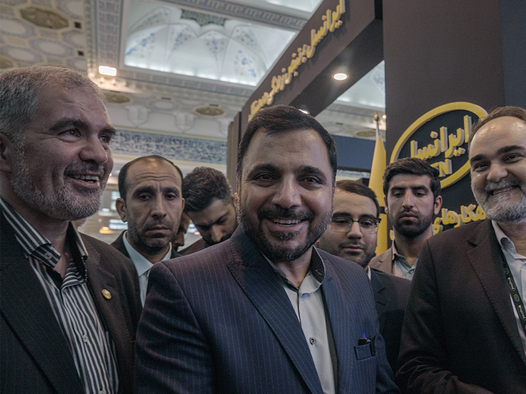 بازدید وزیر ارتباطات از غرفه ایرانسل در نخستین نمایشگاه صنعت پست