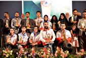 دریافت تندیس ملی فداکاری توسط جوان داوطلب هلال احمر خوزستان