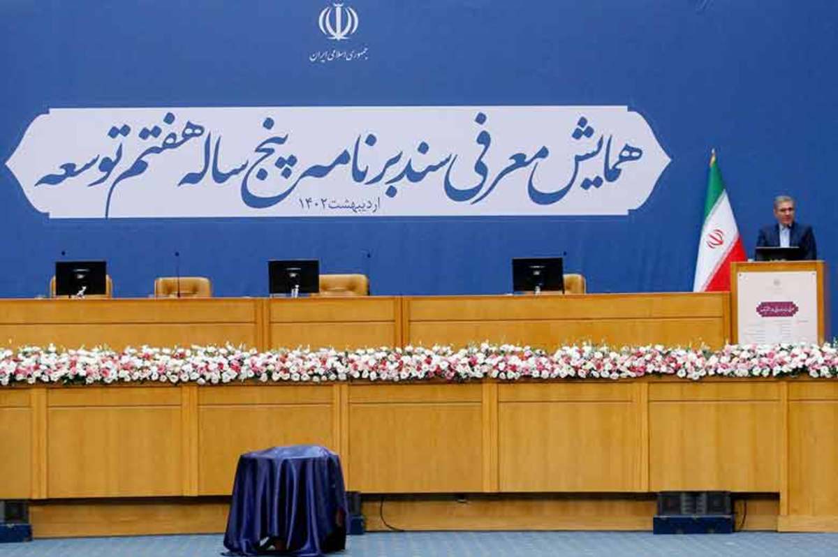 رییس فراکسیون کارگری مجلس شورای اسلامی با اشاره به اینکه برخی مفاد لایحه هفتم توسعه مغایر قانون اساسی است و اجرای آنها سبب استثمار کارگران می‌شود، گفت: چنانچه دولت چنین لایحه‌ای را به مجلس ارسال کند، نمایندگان مجلس بشدت با آن مخالفت خواهند کرد.