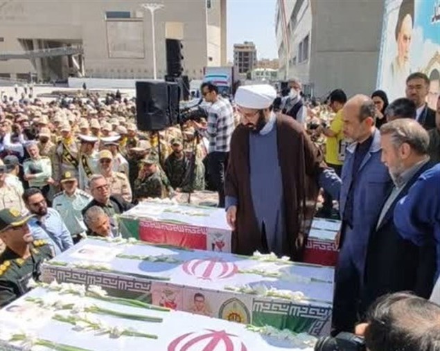 ببینید | آخرین زیارت شهدای حمله تروریستی سراوان در حرم امام رضا(ع) | تشییع ۳ سرباز شهید در مشهد