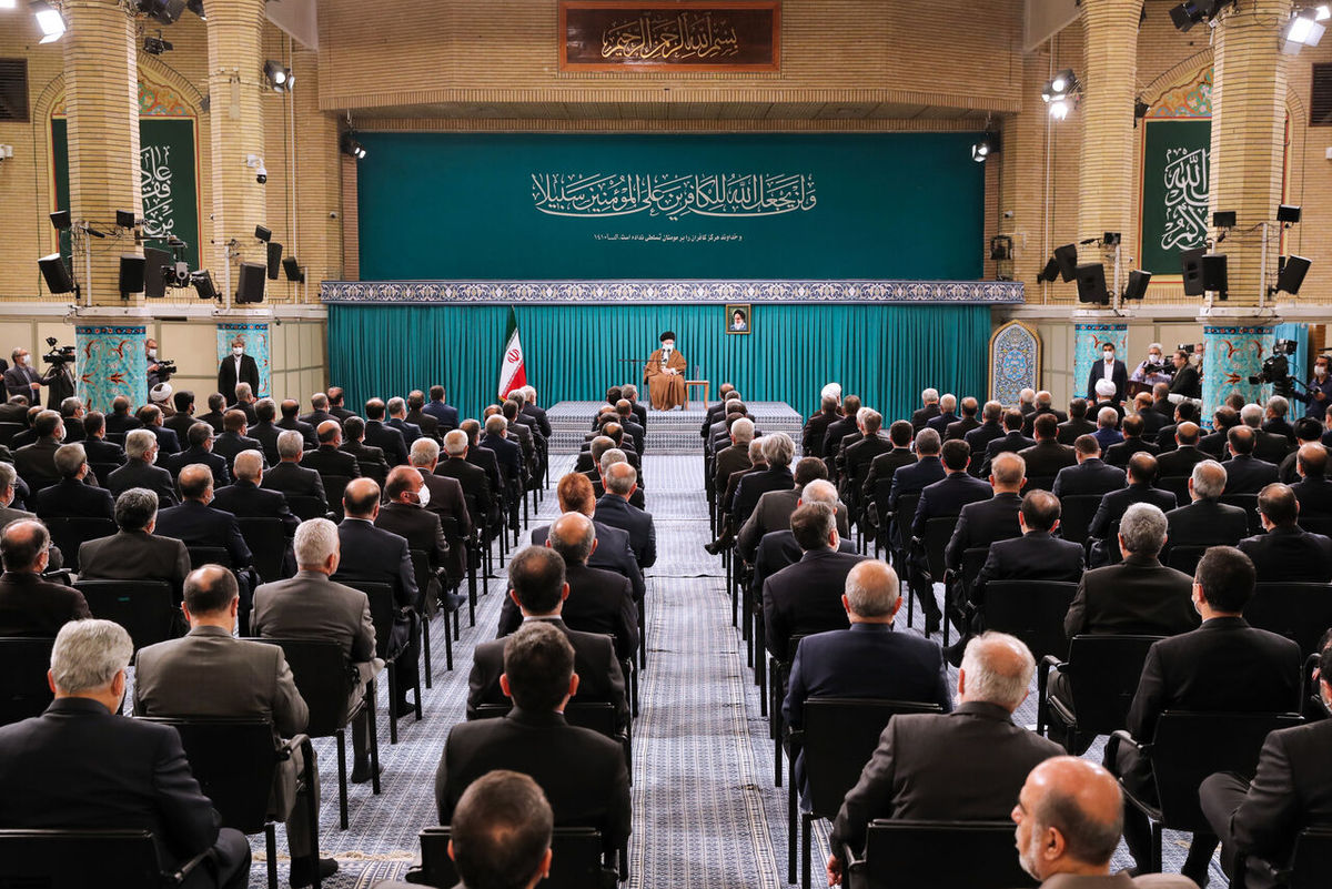 در این بیانیه آمده است: دستگاه دیپلماسی براساس رویکرد دولت مردمی، بر آن است تا با جذب و تربیت نیروی جوان متعهد، انقلابی و مجهز به دانش دیپلماسی و همزمان بهره‌مندی از تجربیات غنی و توان کارشناسی وزارت امور خارجه،‌ برای صیانت از منافع ملی و حقوق ایرانیان در سراسر جهان بیش از پیش کوشا باشد.