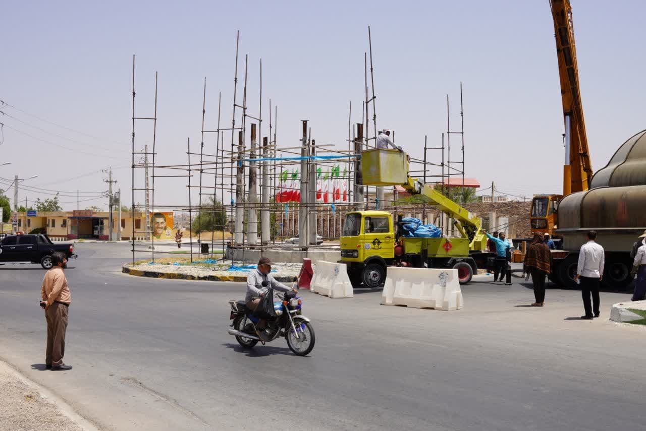 نصب مقبره حافظ در میدان حافظ برازجان نصب مقبره حافظ در میدان حافظ برازجان