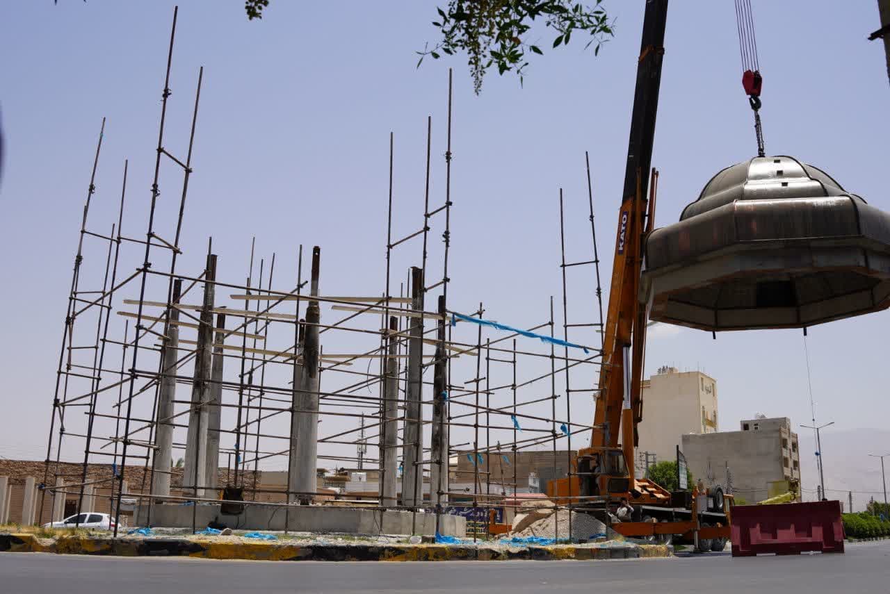 نصب مقبره حافظ در میدان حافظ برازجان نصب مقبره حافظ در میدان حافظ برازجان