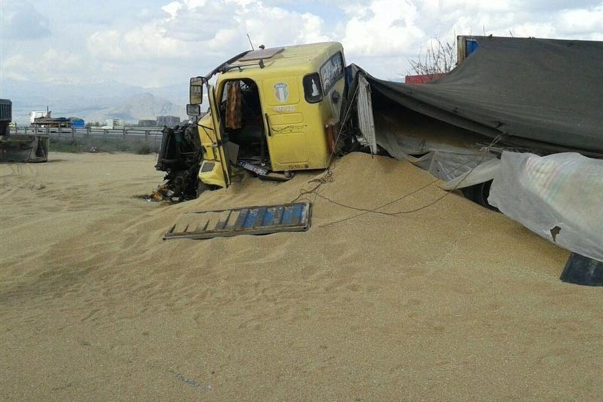 رئیس سازمان آتش نشانی شیراز از واژگونی تریلر حمل گندم در محور شیراز به خرامه خبر داد و گفت: در این حادثه تریلر حمل گندم به علت نامعلومی واژگون شده بود.