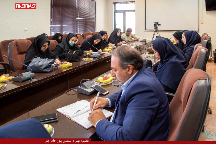 نشست خبری اصحاب قلم و رسانه با مسئول محیط زیست چهار محال و بختیاری