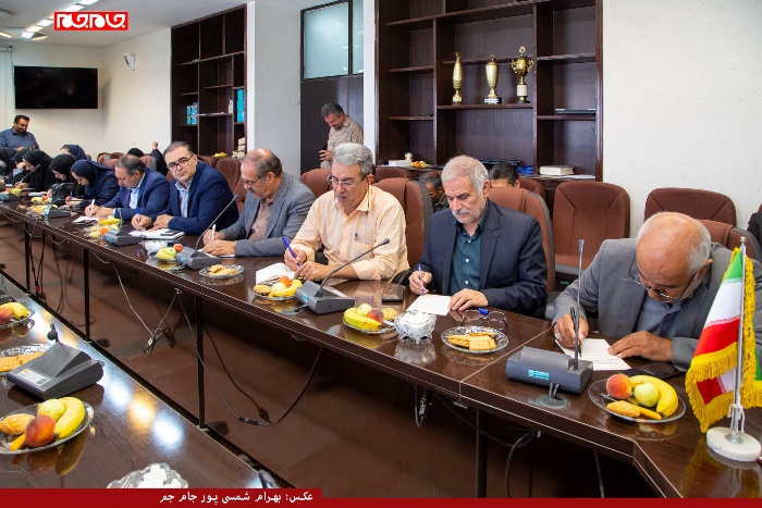 نشست خبری اصحاب قلم و رسانه با مسئول محیط زیست چهار محال و بختیاری