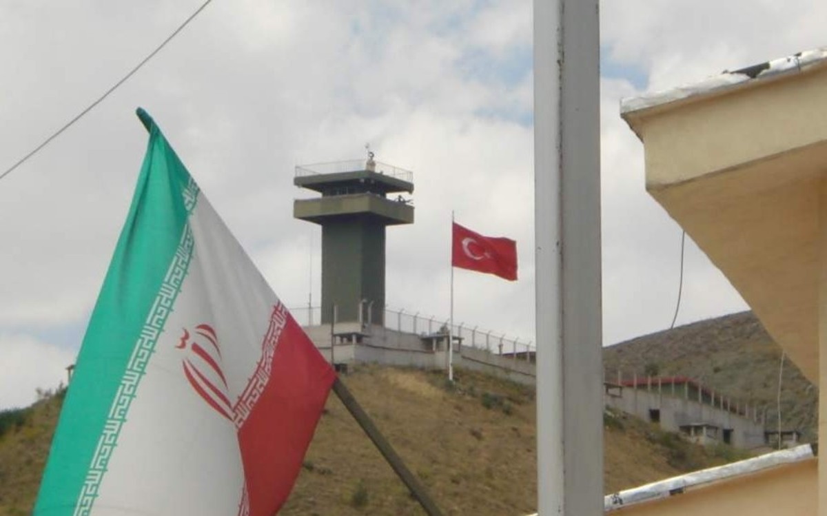 استاد علوم روابط بین‌الملل در دانشگاه خوارزمی گفت: تعقیب سیاست‌های اقتدارگرایانه ترکیه در سیاست خارجی در برخی از حوزه‌های جغرافیایی از جمله در حوزه قفقاز و سوریه و حتی عراق به تضاد منافع آشکار با ایران انجامیده که احتمال تشدید تعارضات هم با توجه به تقویت مشروعیت مردمی اردوغان در پرتو انتخابات اخیر و تلاش ویژه‌اش برای شراکت راهبردی با قدرت‌های جهانی و منطقه‌ای وجود دارد.