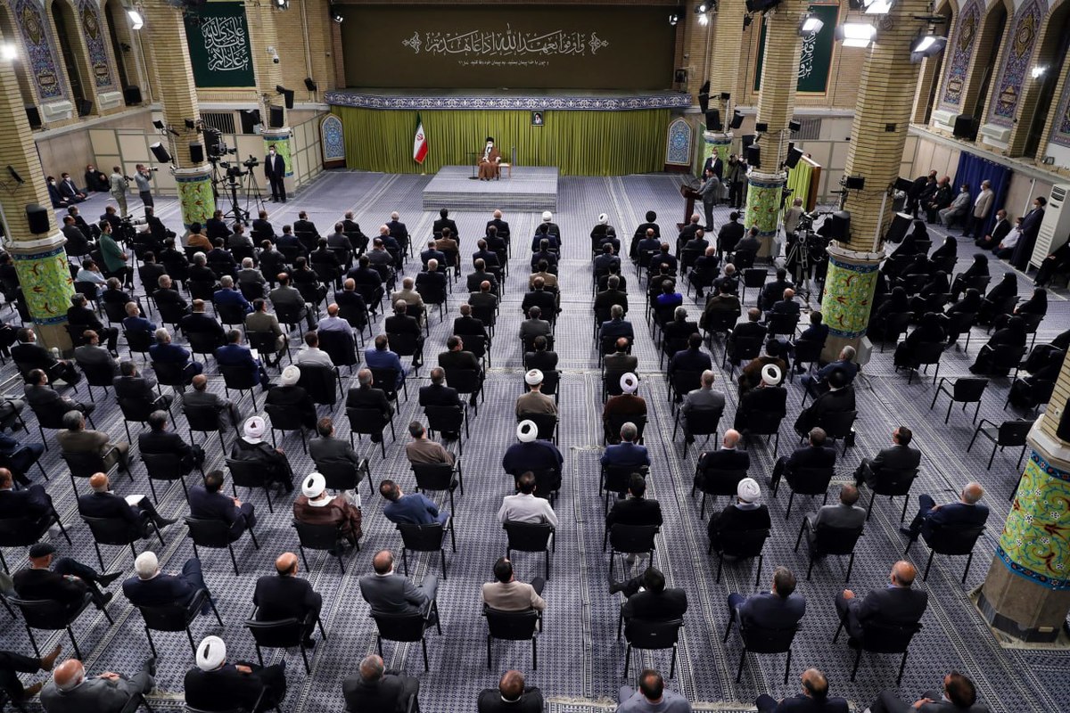 حضرت آیت‌الله خامنه‌ای: توصیه‌ی اول عبارت است از نوع رابطه‌ی مجلس با قوای دیگر به خصوص با قوه‌ی مجریه. این آن مطلب اساسی است. باید نوع رابطه را تنظیم کرد. یک دوگانه‌ای اینجا وجود دارد،‌ دوگانه‌ی تقریب و تخریب.