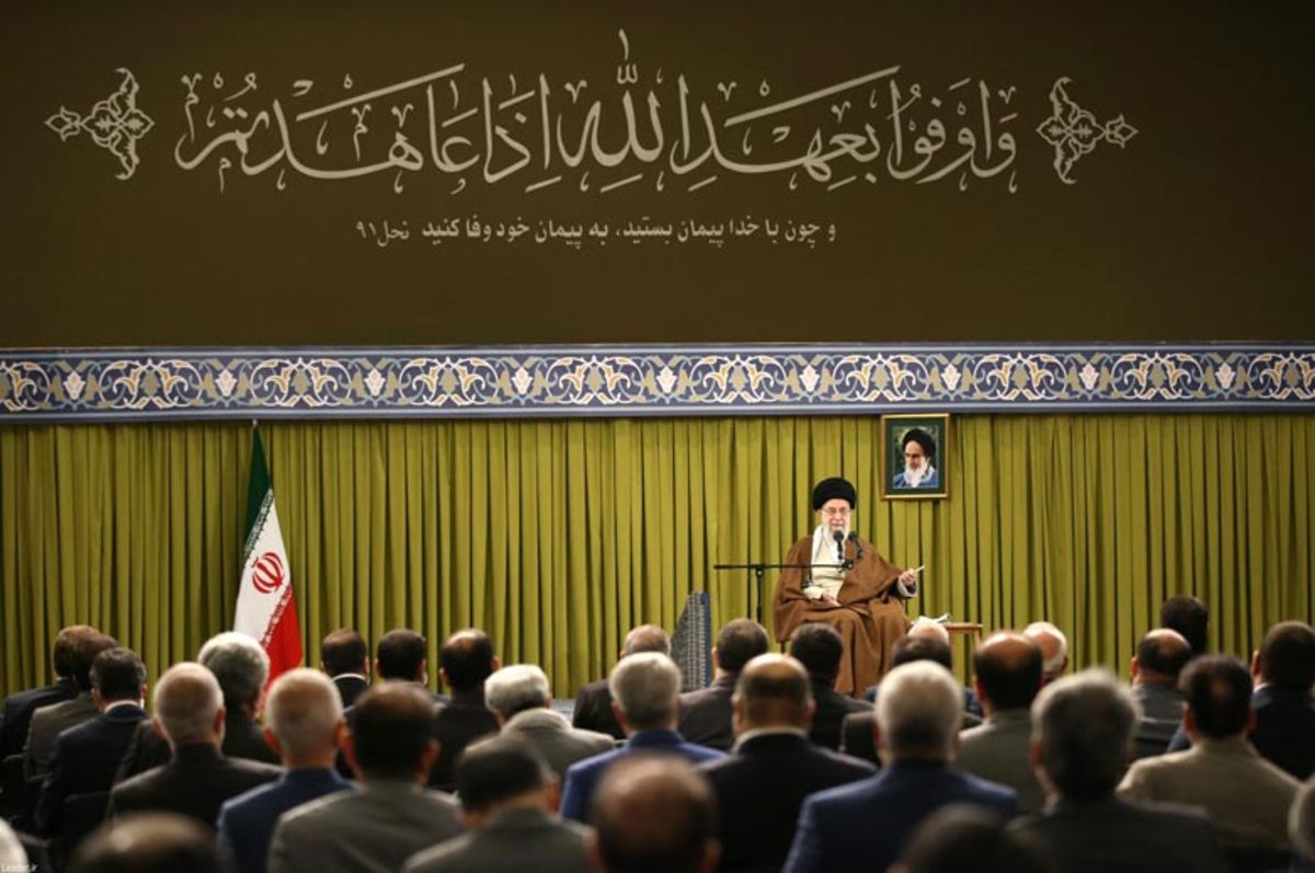 رهبر معظم انقلاب اسلامی صبح امروز در دیدار رئیس و نمایندگان مجلس یازدهم، این مجلس را در مجموع و در نگاهی کلی، مجلسی انقلابی، جوان، پرتحرک و دارای مصوبات خوب برای رفع مشکلات کشور خواندند و با تبیین الزامات قانون‌گذاری از جمله «اثرناپذیری از جوزدگی و ملاحظات جناحی»، گفتند: در سال آخر مجلس، کارهای بزرگی چون بررسی و تصویب برنامه هفتم توسعه، تصویب قوانین لازم برای تحقق شعار سال یعنی مهار تورم و رشد تولید و بررسی لوایح و طرح‌های نیمه کاره را با تلاش بی‌وقفه به سرانجام برسانید.