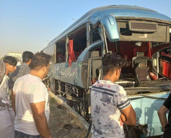 عکس | واژگونی یک دستگاه اتوبوس در جاده تهران - قم