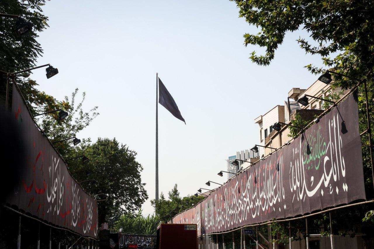 عکس | اهتزاز ابرپرچم‌های متبرک به حرم امام حسین(ع) در تهران به مناسبت فرارسیدن محرم حسینی