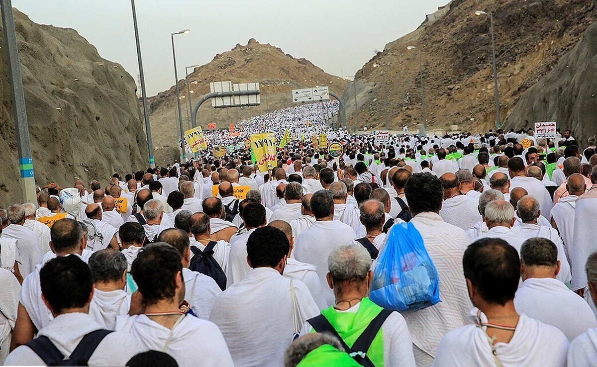 صدها هزار زائر که از دو روز پیش در حال انجام دادن مناسک حج تمتع در مشاعر مقدسه در صحرای عربستان هستند، صبح امروز چهارشنبه (دهم ذی الحجه) حرکت خود را از مشعر به سوی منا آغاز کردند..