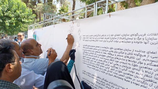 عکس | آلبانی اردوگاه منافقین را تعطیل کند