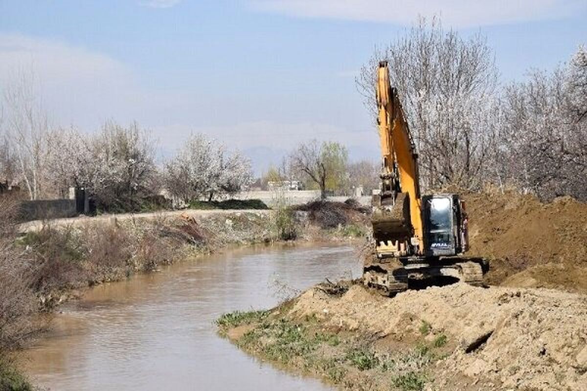 عملیات ساماندهی و لایروبی رودخانه تلنگ شهرستان میناب در استان هرمزگان 98 درصد پیشرفت فیزیکی داشته است.