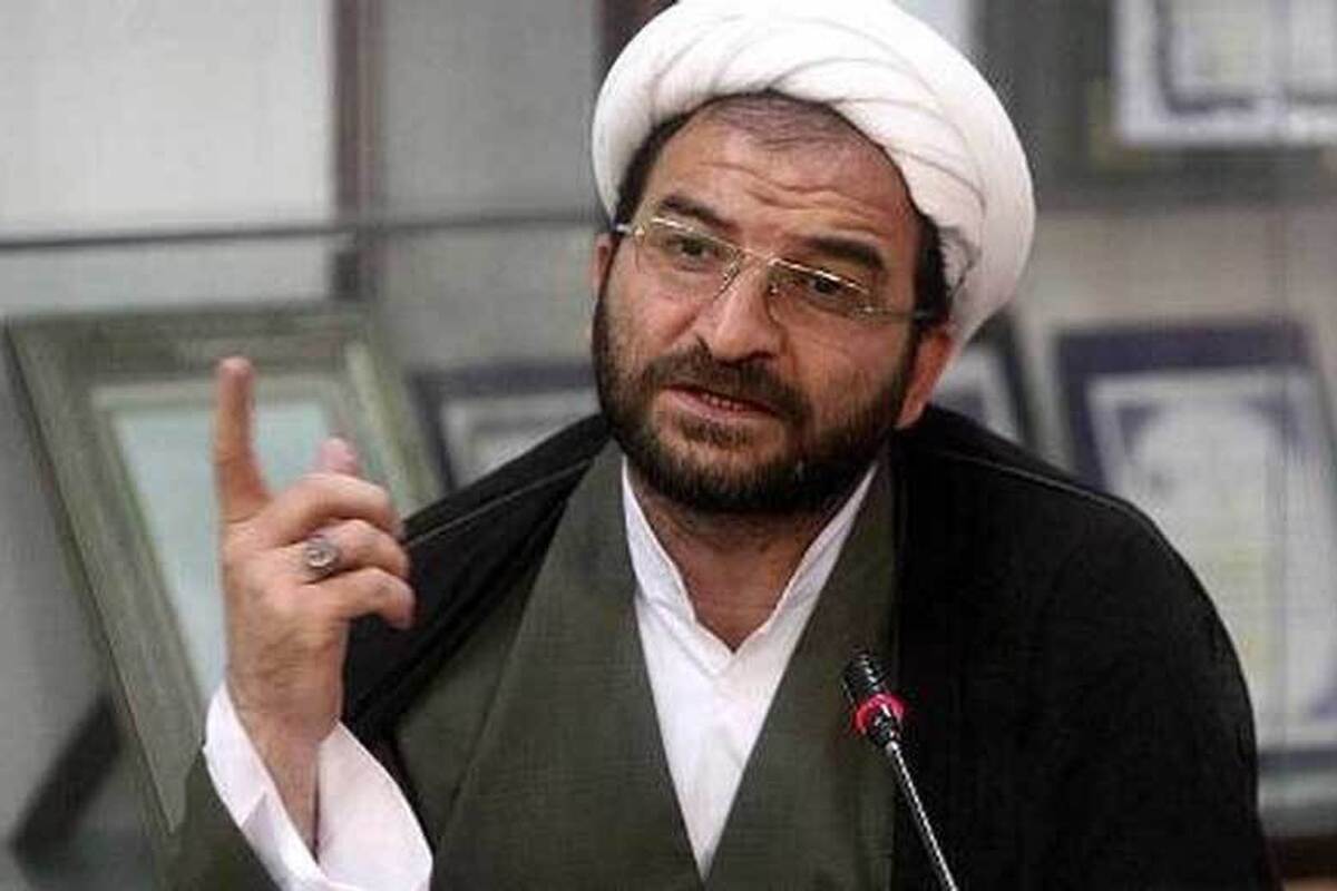 نگره سلفی‌ ها به عاشورا و حماسه حسینی چگونه است با این‌که قرآن و پیامبر ما (ص) بارها به پاسداشت حرمت اهل بیت (ع) تاکید کرده‌اند، چرا جریانی از همان آغاز در دل مدینه و جهان اسلام پدید آمد که همه کوشش و برنامه‌اش، کوتاه کردن دست اهل بیت (ع) از تاثیرگذاری بر مسلمانان و جهان بوده و از سوی دیگر فروکشیدن‌شان از جایگاه تعریف‌شده‌شان، تبلیغ در راستای ناچیز شمردن حرمت‌شان، نادیده گرفتن شئون الهی، سیاسی و رهبری ایشان و کژنمایی درباره ویژگی‌های برجسته‌ای که هیچ انسانی بجز آنها دارای چنان ابعادی نبوده و نیست؛ مانند علم که به فرموده پیامبر (ص) جانشینان مرا با علم و دانش الهی‌شان بسنجید و بشناسید.