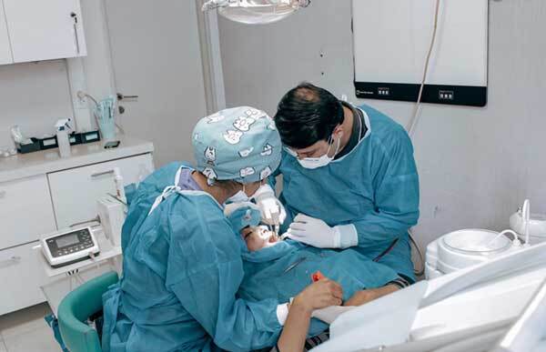 بهترین مرکز ایمپلنت تهران را بشناسید! 7 متخصص ایمپلنت + تلفن