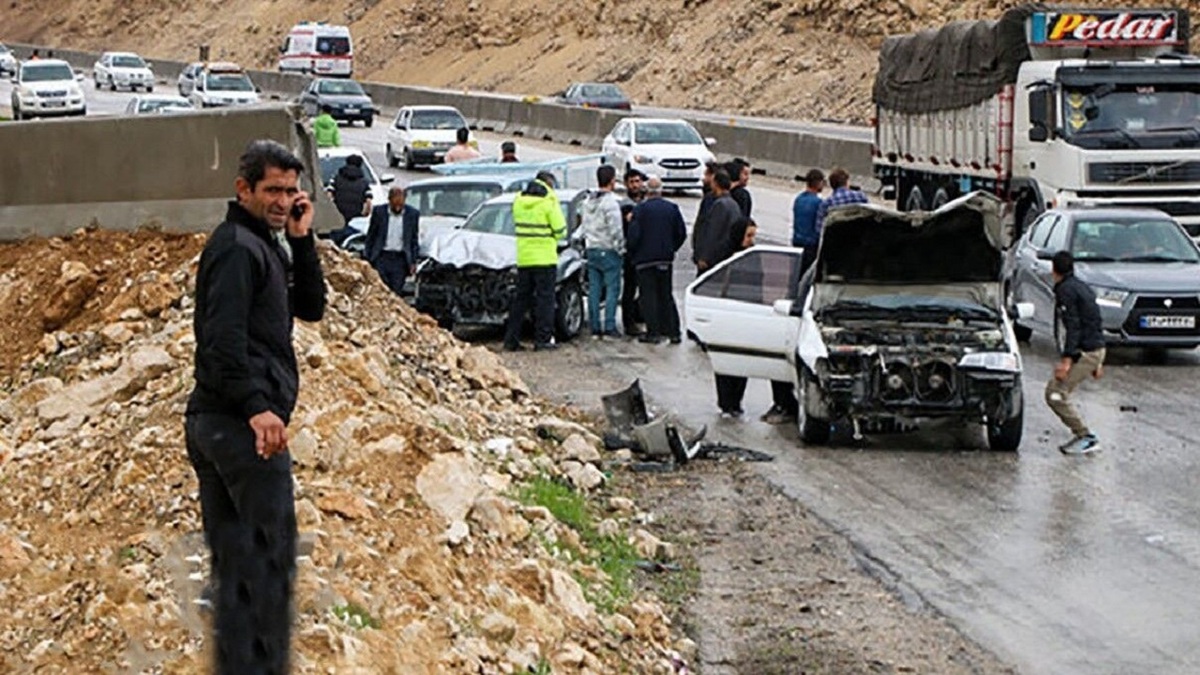 برخورد ۵۰ دستگاه خودرو در آزادراه قزوین - کرج/ ۴ نفر مصدوم شدند