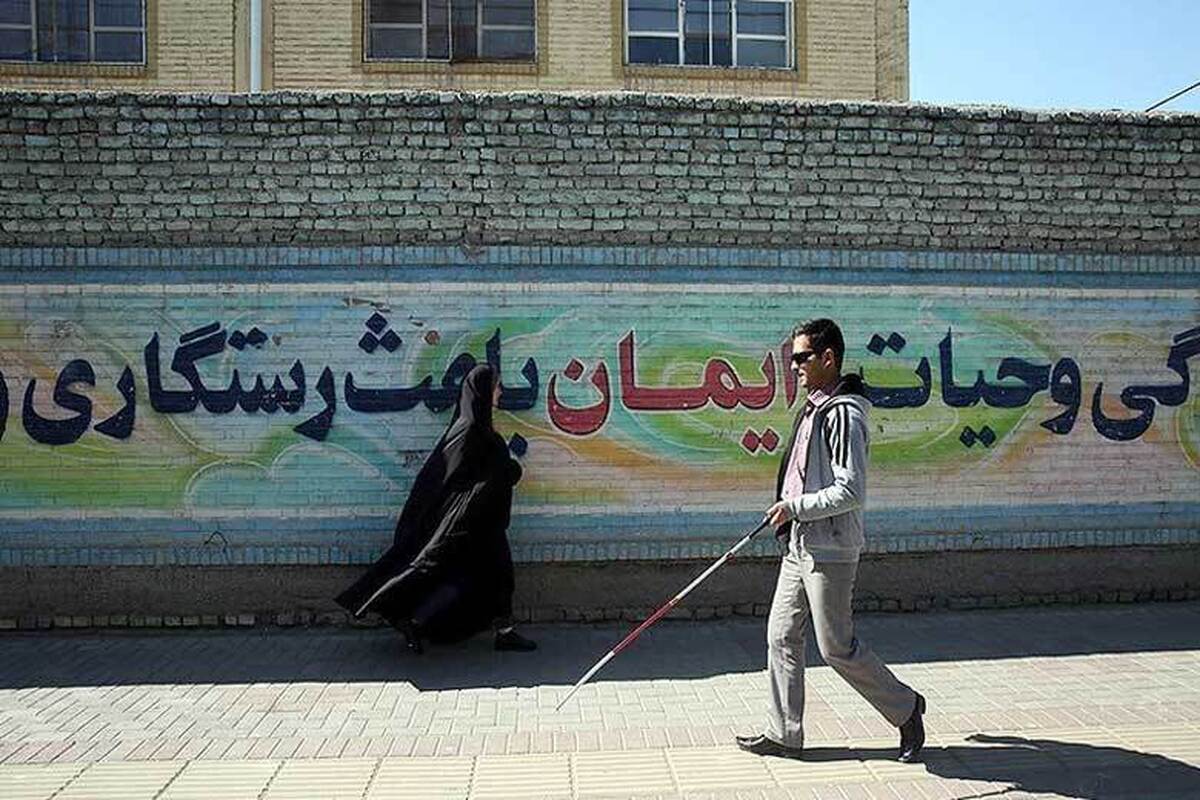 نابینایان در کشورمان با مشکلات زیادی رو به رو هستند. یکی از جدی‌ترین این مشکلات بحث اشتغال است، بررسی‌ها نشان می‌دهد که حدود ۸۰ درصد از نابینایان کشور بیکار هستند. آنچه به این مشکل دامن می‌زند، بی‌توجهی به مسائلی مانند ارائه آموزش مهارت‌های فنی و حرفه‌ای به این افراد است.