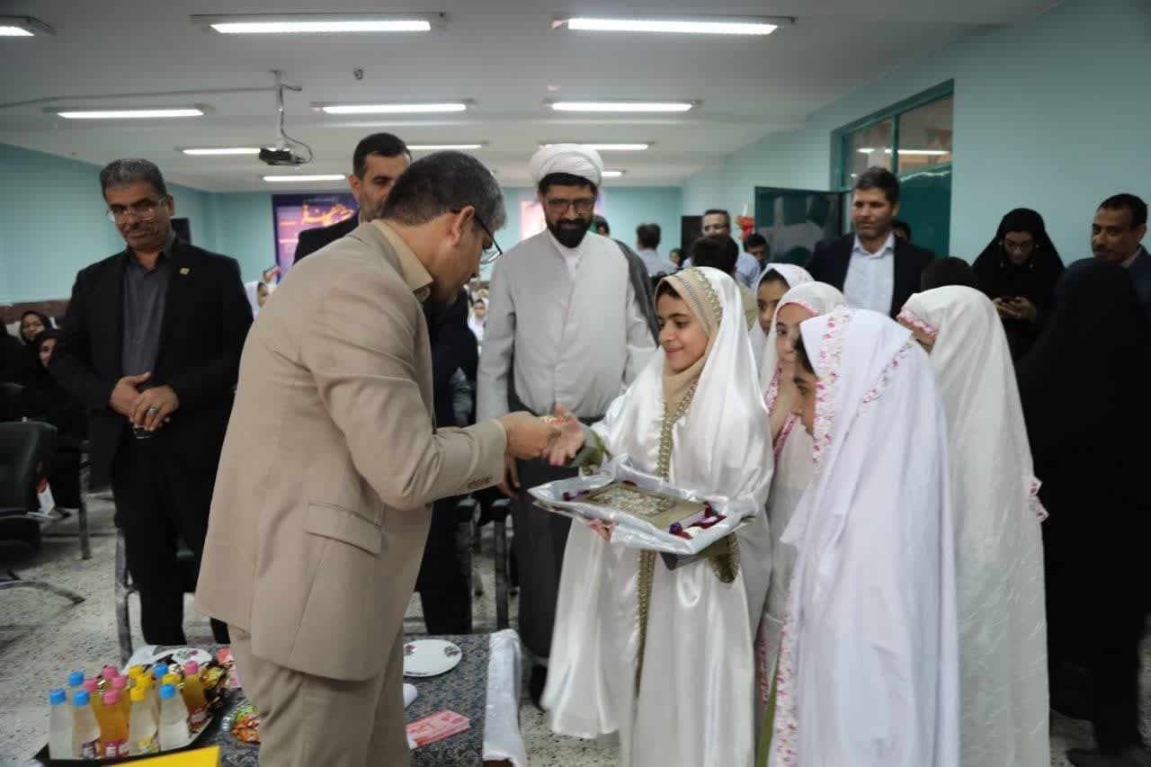 زنگ جشن عاطفه ها در مدارس بوشهر به صدا درآمد