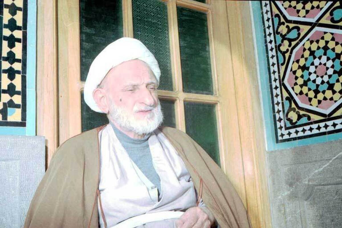 العبد محمدتقی بهجت:  از کرامات حضرت امیرالمؤمنین علیه‌السلام، این است که هیچ‌گاه بت نپرستیده است؛ لذا اهل تسنن هم به ایشان «کرّمَ‌اللهُ‌وَجْهَهُ» می‌گویند. از این گذشته، امتیاز بت‌ شکستن هم به دست ایشان واقع شده است. خدا می‌داند اگر به کسانی که سال‌ها بت‌پرستی کرده و توسلات بسیار به بت‌های خود داشته‌اند، دستور داده می‌شد که بت‌ها را بشکنند، چگونه بر آن‌ها سخت بود و چگونه امتناع می‌کردند!