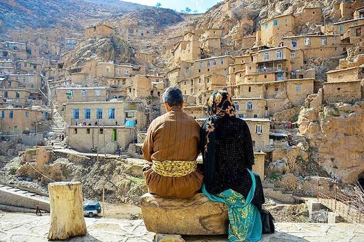یکی از مشکلات ما افزایش مهاجرت از روستا و شهرهای کوچک به کلانشهرهای کشور است که به پدیده‌های نامناسبی مانند حاشیه‌نشینی نیز دامن می‌زند.  در این بین آنچه سبب شده که برخی خانواده‌ها رنج مهاجرت را به جان بخرند، چیزی نیست جز نبود شغل و درآمد. این درحالی است که با پرداختن به گردشگری می‌توان  به جوامع محلی اعتبار و بها داد و برای‌ رفع ‌ مشکلات ساکنان‌‌ مناطق محروم کشور قدم‌های مناسبی برداشت.