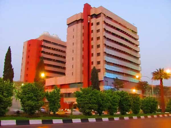 در شیراز کجا اقامت کنیم؛ هتل کریمخان یا پارس؟ در شیراز کجا اقامت کنیم؛ هتل کریمخان یا پارس؟