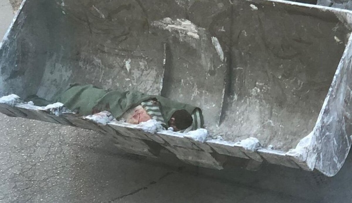 اشغالگران صهیونیست پس از یورش به قدس اشغالی پیکر یکی از شهدای فلسطینی را با بلدوزر حمل کردند.