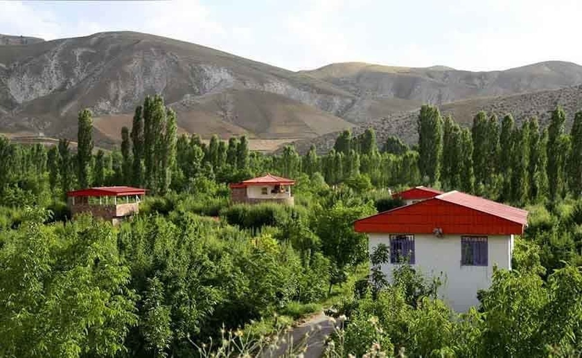 معاون گردشگری اداره کل میراث فرهنگی، گردشگری و صنایع دستی استان البرز گفت: اطلاع رسانی و فراخوان میدانی در سطح شهرستان ساوجبلاغ و چهارباغ از طریق بیلبورد‌هایی اطلاع رسانی به مالکان باغ ویلاها برای دریافت مجوز قانونی انجام شده است.