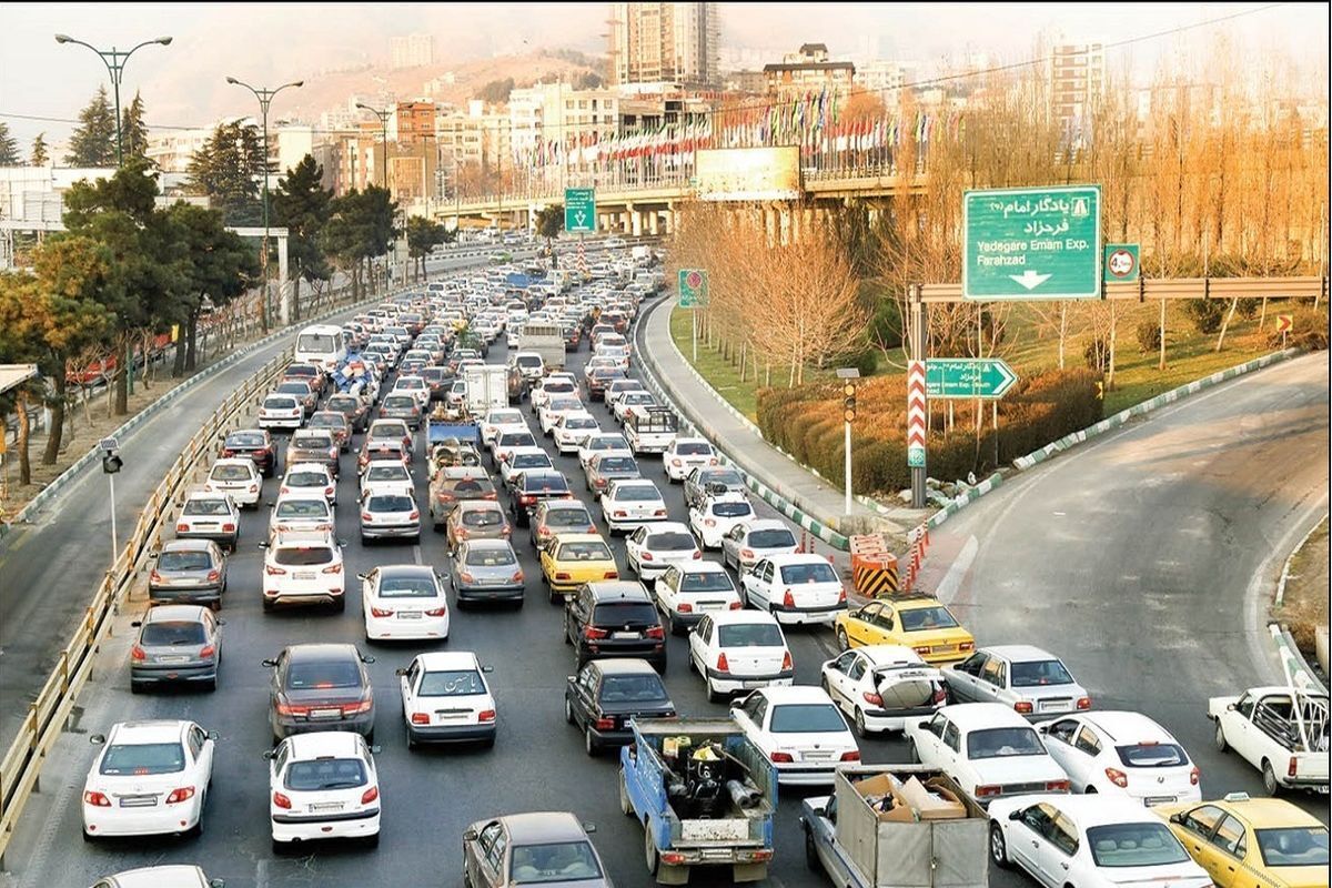 این روز‌ها برخی مجتمع‌های تجاری در مناطقی ساخته می‌شود که معابر آن چند دهه قبل احداث شده است. به همین دلیل افزایش تردد شهروندان در این مناطق سبب ایجاد گره‌های ترافیکی می‌شود. البته نباید فراموش کرد که مشکلات ترافیکی به این مناطق محدود نمی‌شود، زیرا معابر هر شهر مانند رگ‌های بدن انسان است و اگر یکی از آن‌ها مسدود شود، مناطق دیگر نیز دچار آسیب خواهد شد.