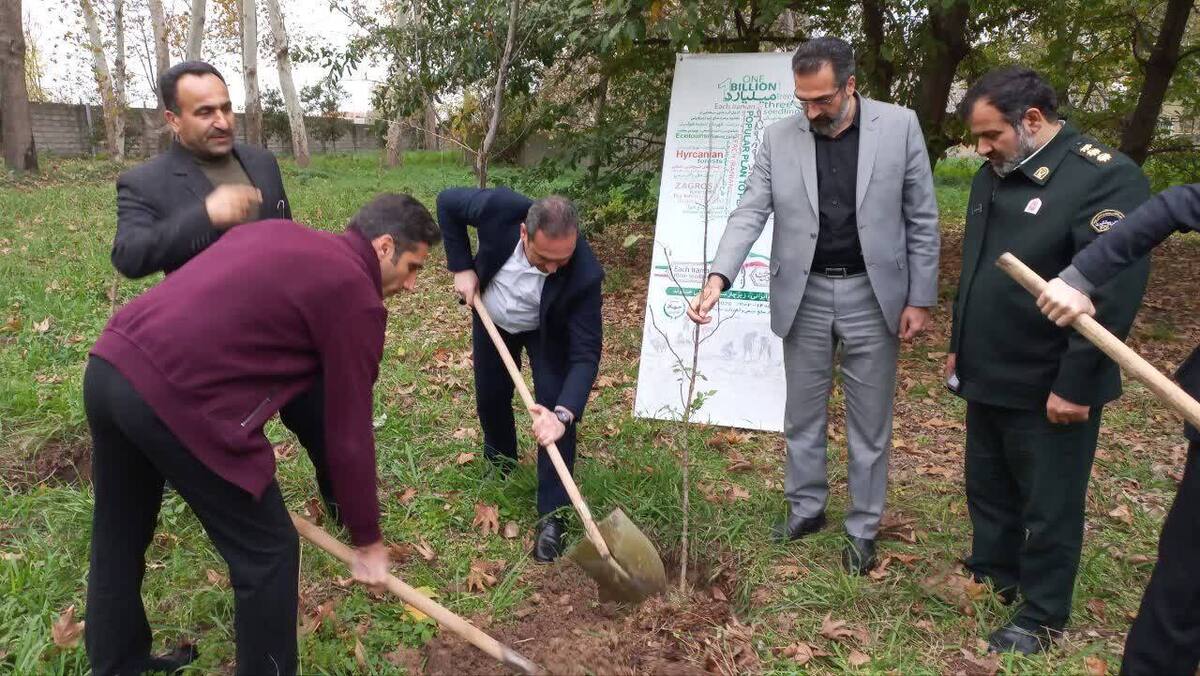 سرپرست معاونت عمرانی استانداری مازندران، گفت: پویش میرزا کوچک خان جنگلی با طرح غرس یک میلیارد اصله نهال هم زمان با کشور، در مازندران در حال اجراست.