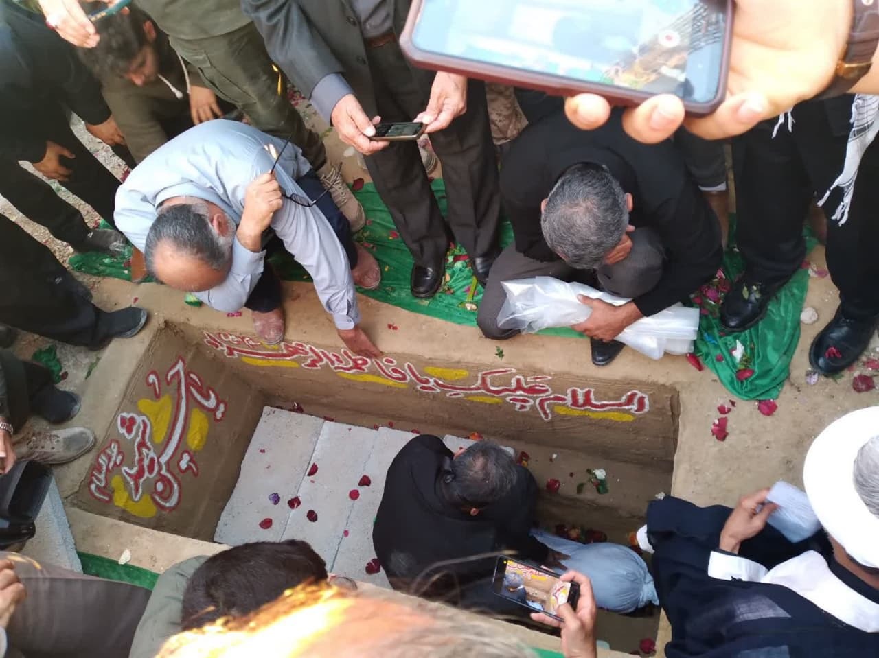 تشییع پرشور پیکر شهید خوشنام دهقاید تشییع پرشور پیکر شهید خوشنام دهقاید