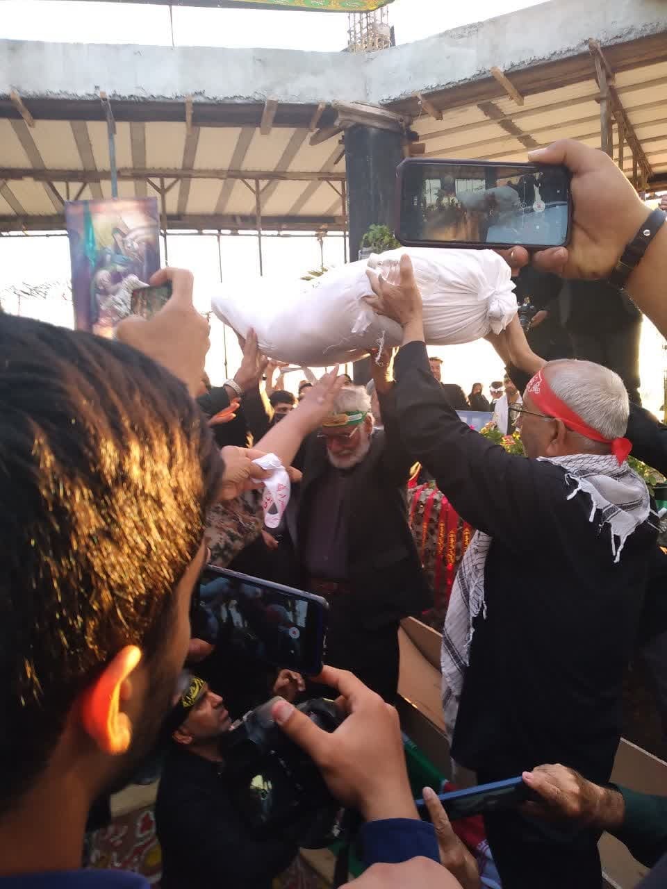 تشییع پرشور پیکر شهید خوشنام دهقاید تشییع پرشور پیکر شهید خوشنام دهقاید