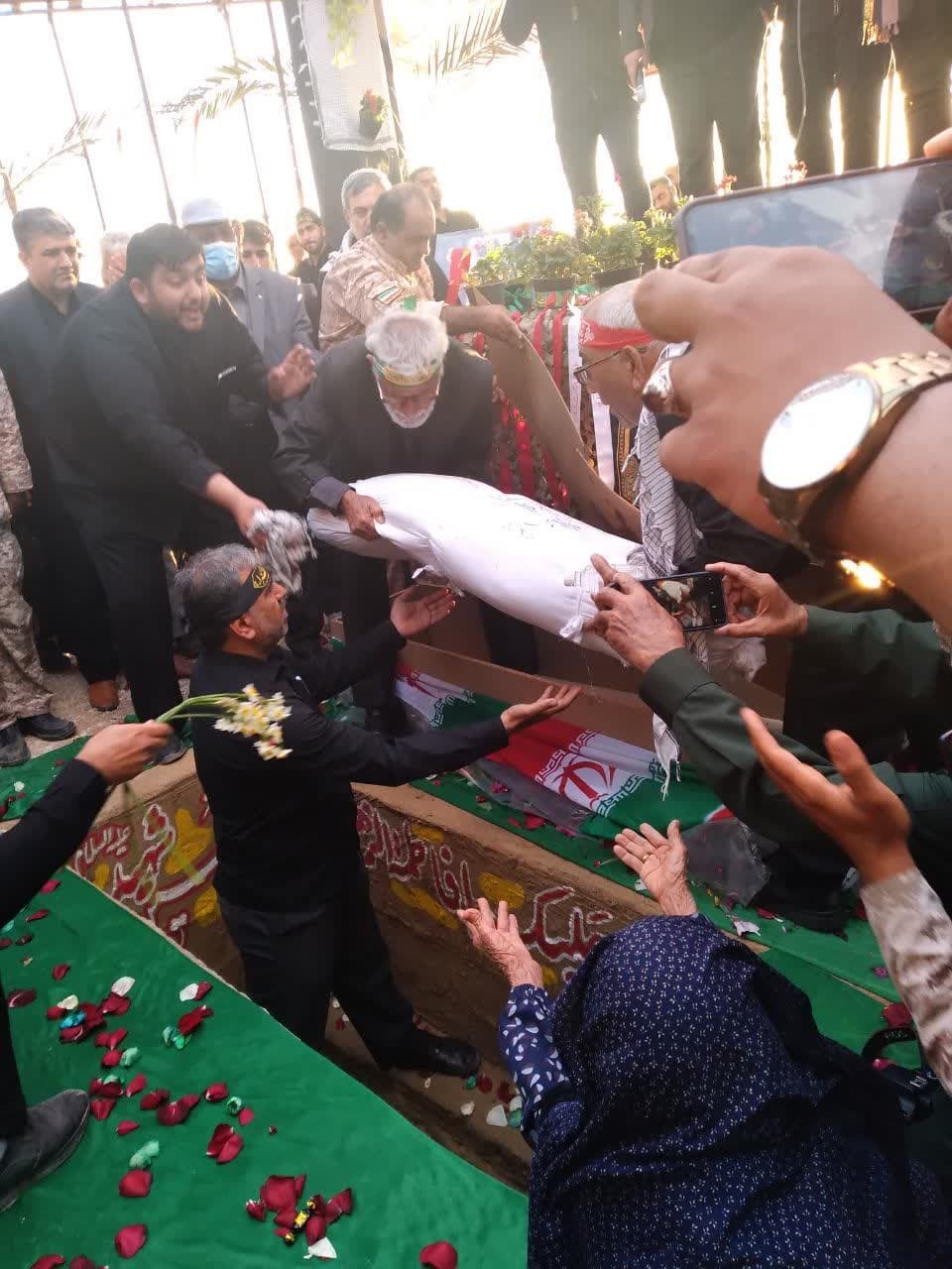 تشییع پرشور پیکر شهید خوشنام دهقاید تشییع پرشور پیکر شهید خوشنام دهقاید