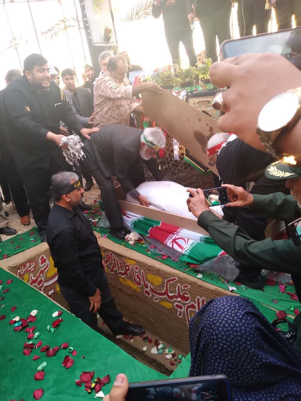 تشییع پرشور پیکر شهید خوشنام دهقاید تشییع پرشور پیکر شهید خوشنام دهقاید