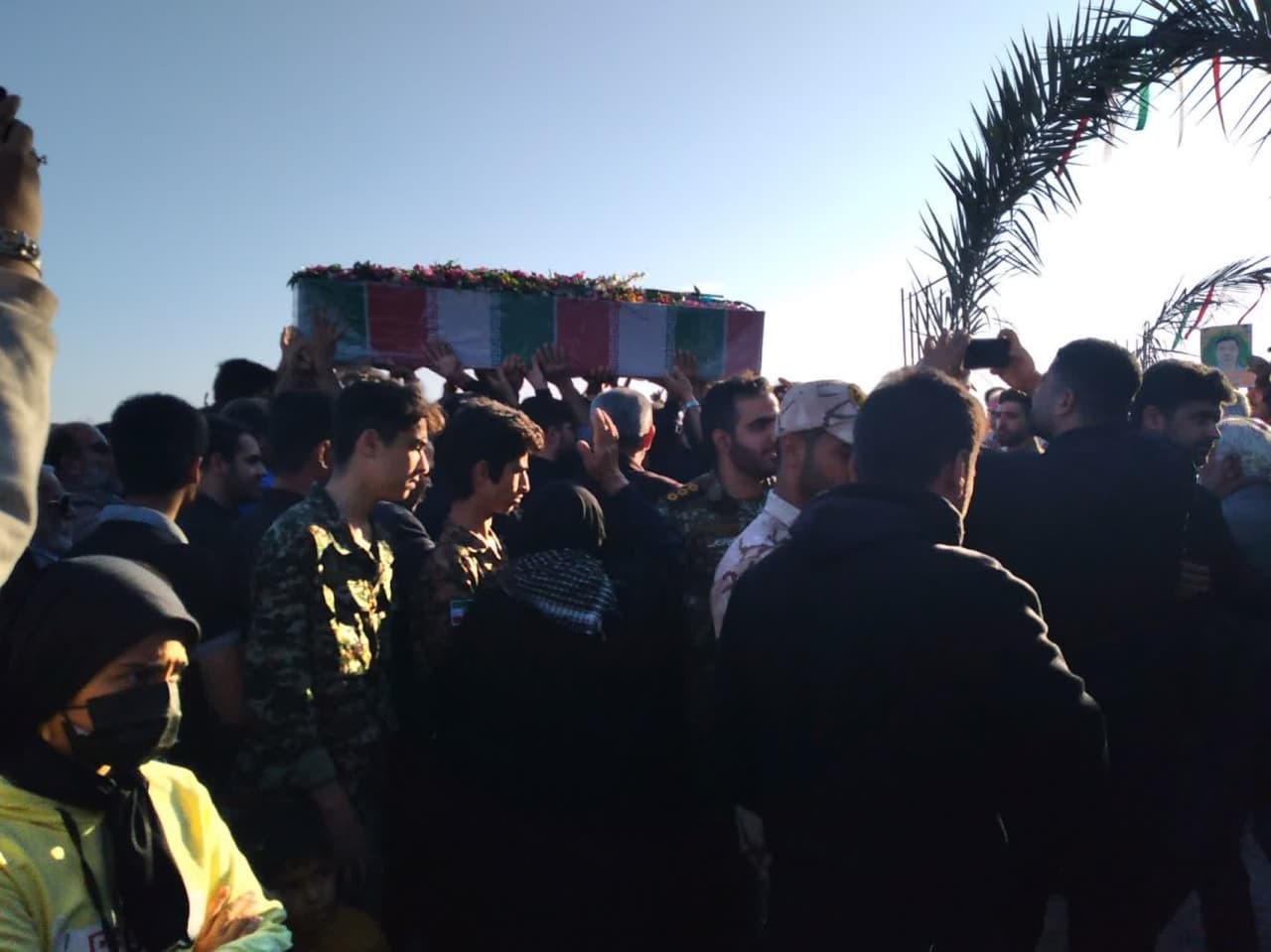 تشییع پرشور پیکر شهید خوشنام دهقاید تشییع پرشور پیکر شهید خوشنام دهقاید