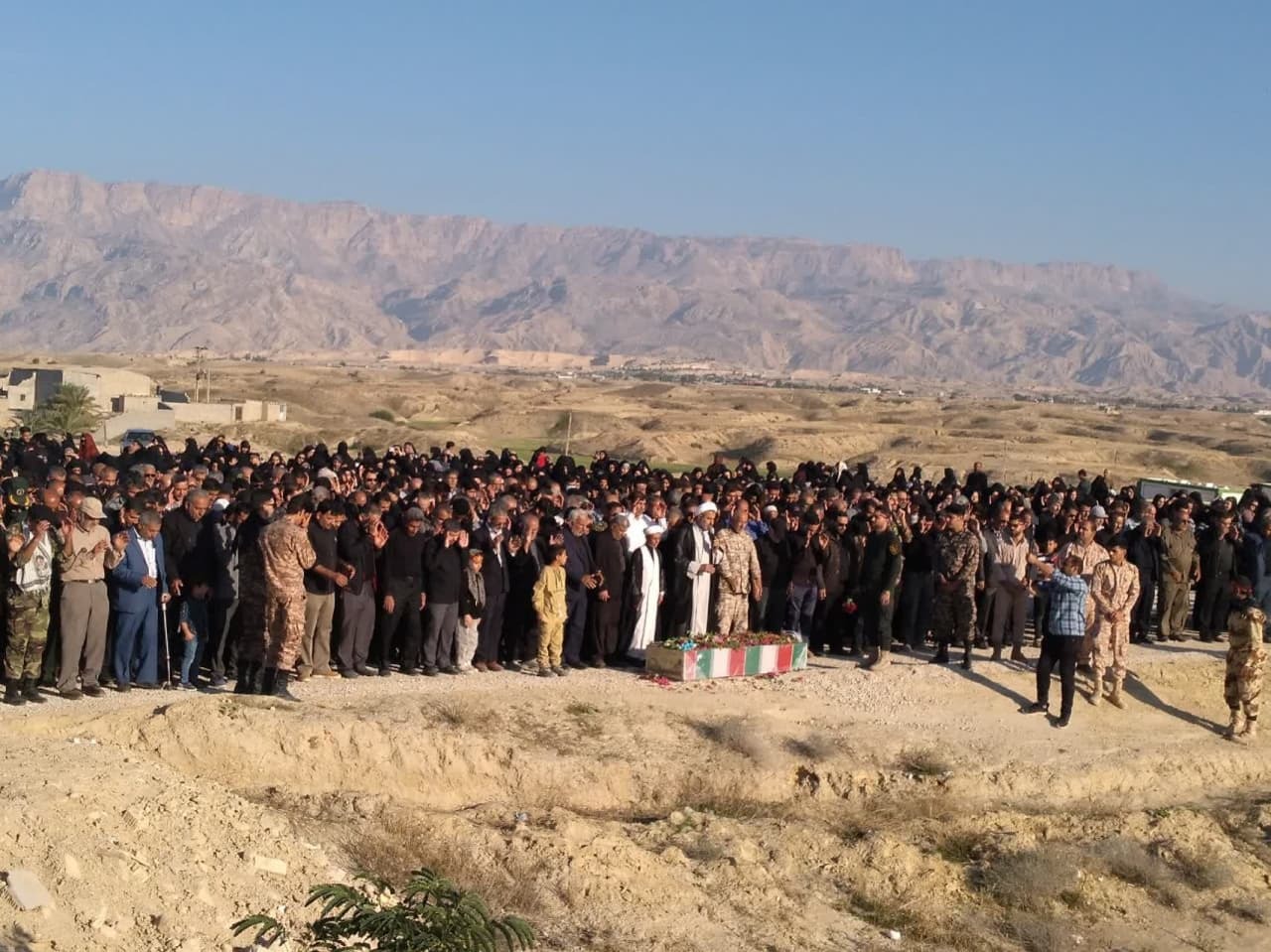 تشییع پرشور پیکر شهید خوشنام دهقاید تشییع پرشور پیکر شهید خوشنام دهقاید