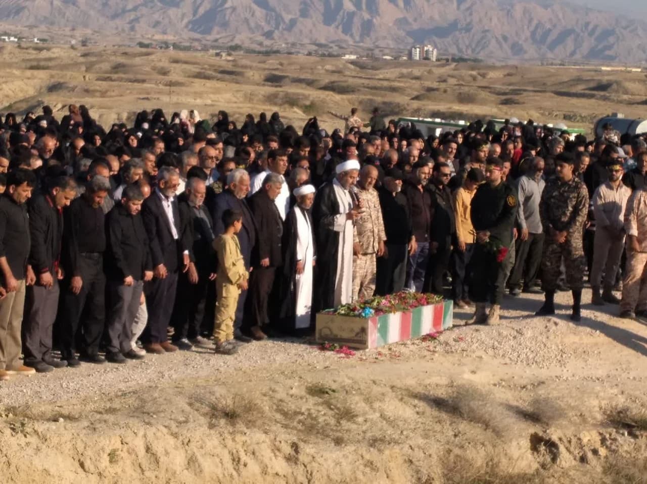 تشییع پرشور پیکر شهید خوشنام دهقاید تشییع پرشور پیکر شهید خوشنام دهقاید