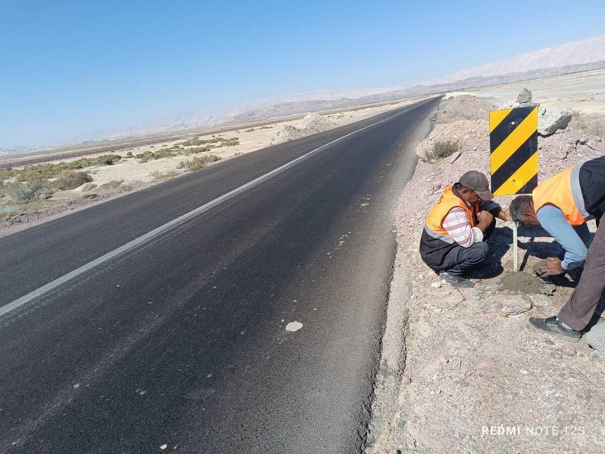 راهداری و حمل و نقل جاده ای شهرستان بندر لنگه از نصب تابلو علائم و شانه سازی محور بندر لنگه به پارسیان خبر داد.