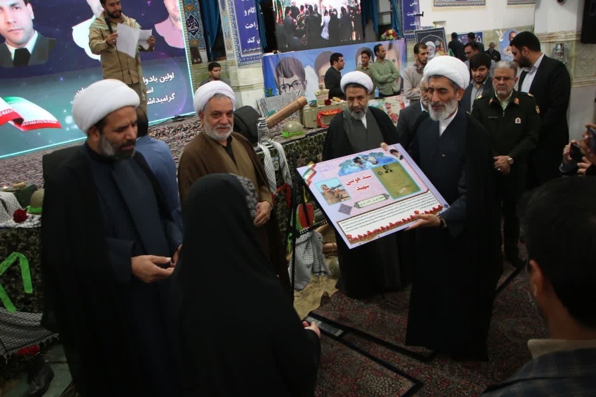 با حضور حجت الاسلام والمسلمین صادقی، معاون قوه قضائیه دراولین یادواره شهدای حقوقدان در راور  از سند هویتی شهید محمد نوروز زاده راوری و همچنین پوستر به عشق حاج قاسم می بخشم رونمایی شد.