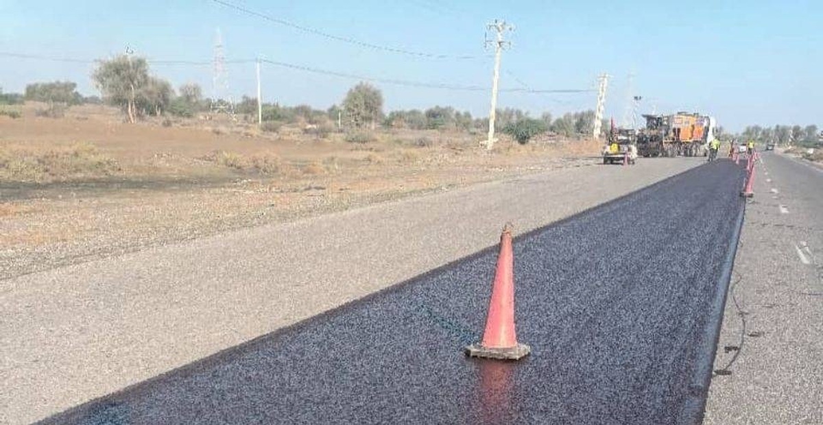 رئیس اداره راهداری و حمل و نقل جاده ای شهرستان میناب پس از خط کشی محورهای مهم و پر تردد از آغاز عملیات روکش حفاظتی میکروسرفینسیگ در محورهای میناب به سمت سیریک خبر داد.