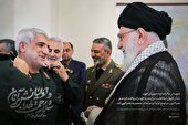 تصویر |  اهدای درجه به سردار حاج رحیمی توسط فرمانده کل قوا  با حضور شهید سلیمانی