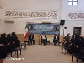 محتوای آثار هنرمندان انقلابی باشد