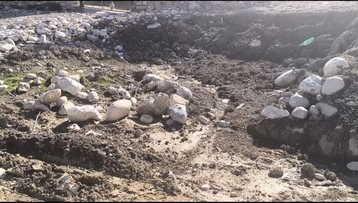 بهشت آباد، روستای ۱۵ خانواری با چهار شهید از توابع بخش سوق در دل رشته کوه‌ها و زمین‌های پر برکت برنجکاری قرار دارد که عمده فعالیت این قشر زحمتکش دامداری است، اما این زیبایی‌های طبیعی نتوانسته مانع  بروز مشکلات و محرومیت‌های اساسی مردم این منطقه شود و گلایه‌های اهالی این روستا را به دنبال داشته است.