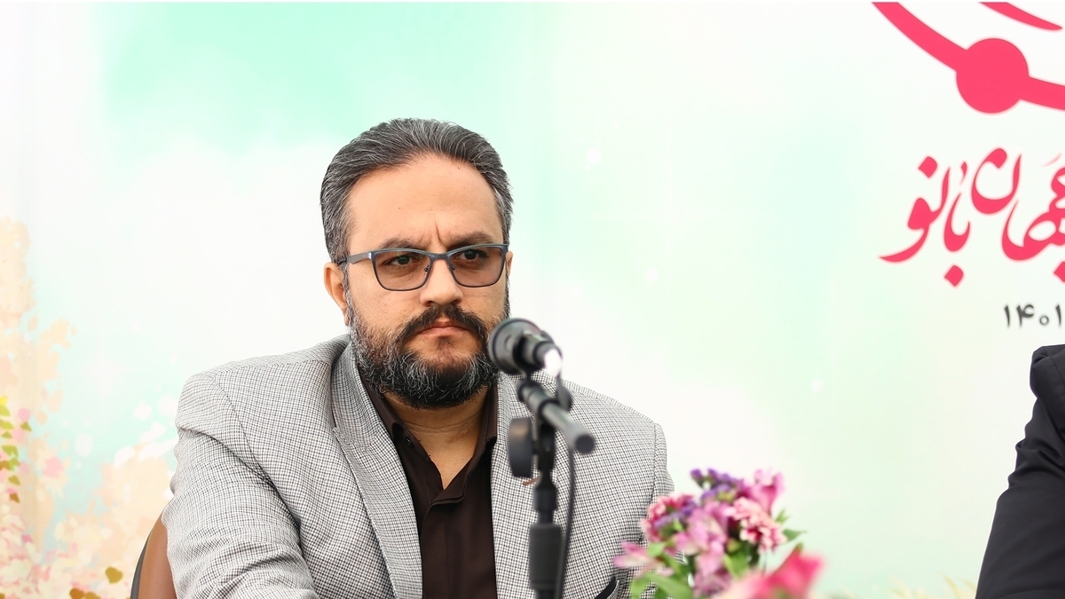 من قبل از شهادت حاج‌ قاسم سلیمانی، یکی دو بار با ایشان ملاقات داشتم. قبلا من بزرگداشت شهید مغنیه را در تالار وزارت کشور اجرا و کارگردانی و ایشان را زیارت کردم و مختصری حظ و بهره بردم.