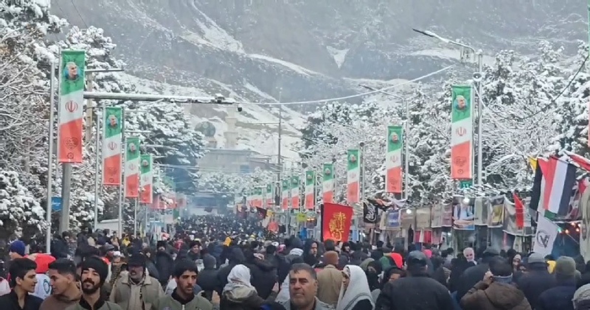 ببینید | حضور گسترده زائران حاج قاسم در روز برفی کرمان