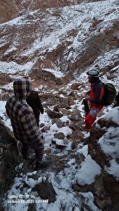 نجات ۳ جوان 19 ساله از ارتفاعات روستای مرور میبد توسط تیم های هلال احمر یزد